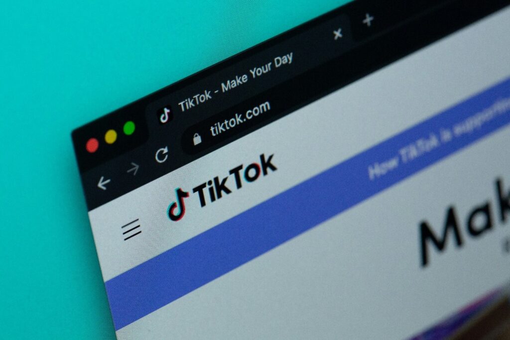 Schermo di un pc contenente una schermata di una pagina TikTok