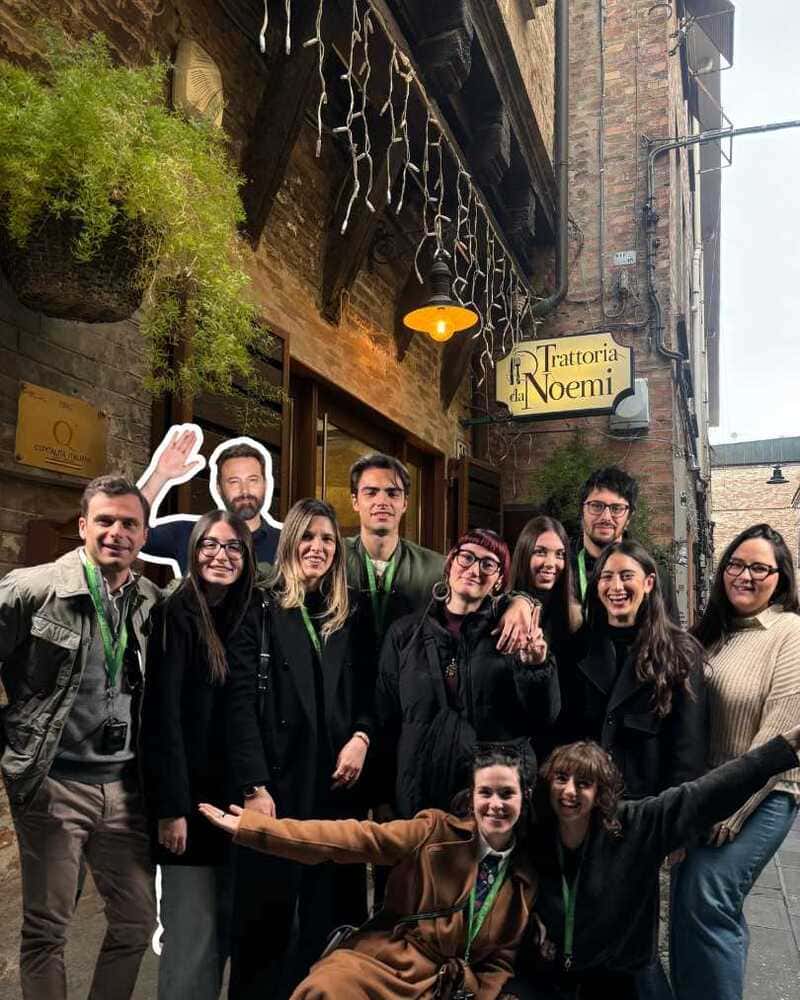 team di webscriptum con Ben Affleck davanti alla trattoria "Da Noemi" a Ferrara