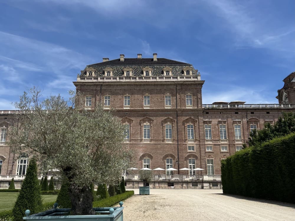 lato posteriore della reggia di Venaria, fotografata dai giardini interni.