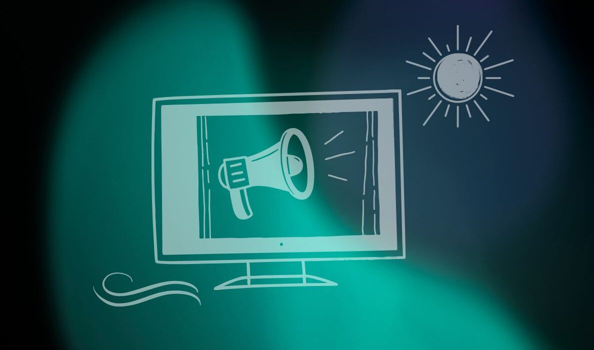 cover articolo con l'immagine di un computer e un megafono per simboleggiare i contenuti insieme a un sole e il mare