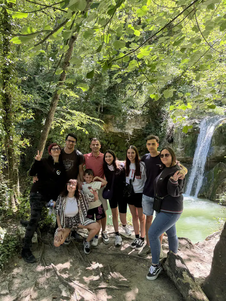 Foto team con cascata