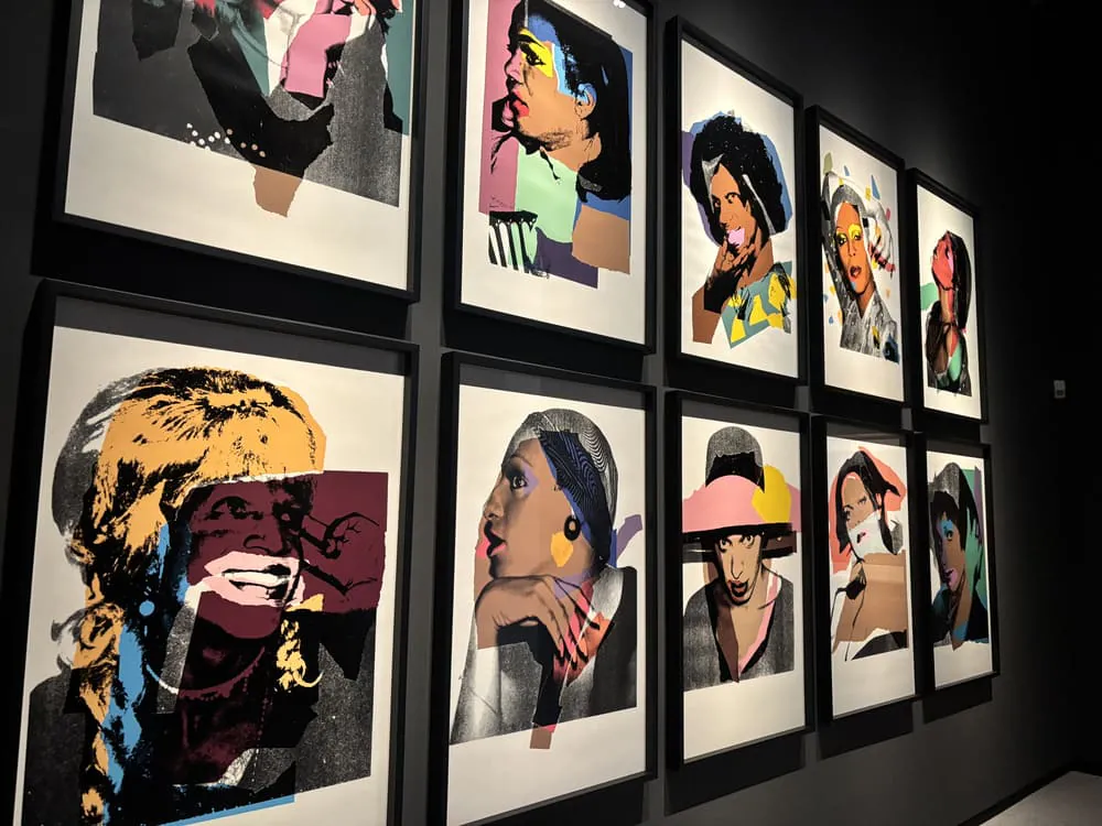 Immagine di copertina per la mostra su Andy Warhol a Ferrara, con un'iconica serigrafia della serie 'Ladies and Gentlemen'.