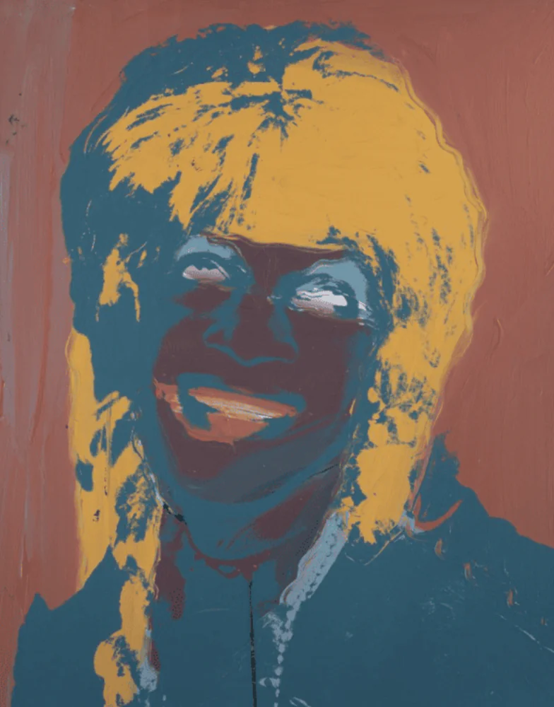 Ritratto serigrafico di Marsha P. Johnson di Andy Warhol, con intensi blocchi di colore, in mostra a Ferrara