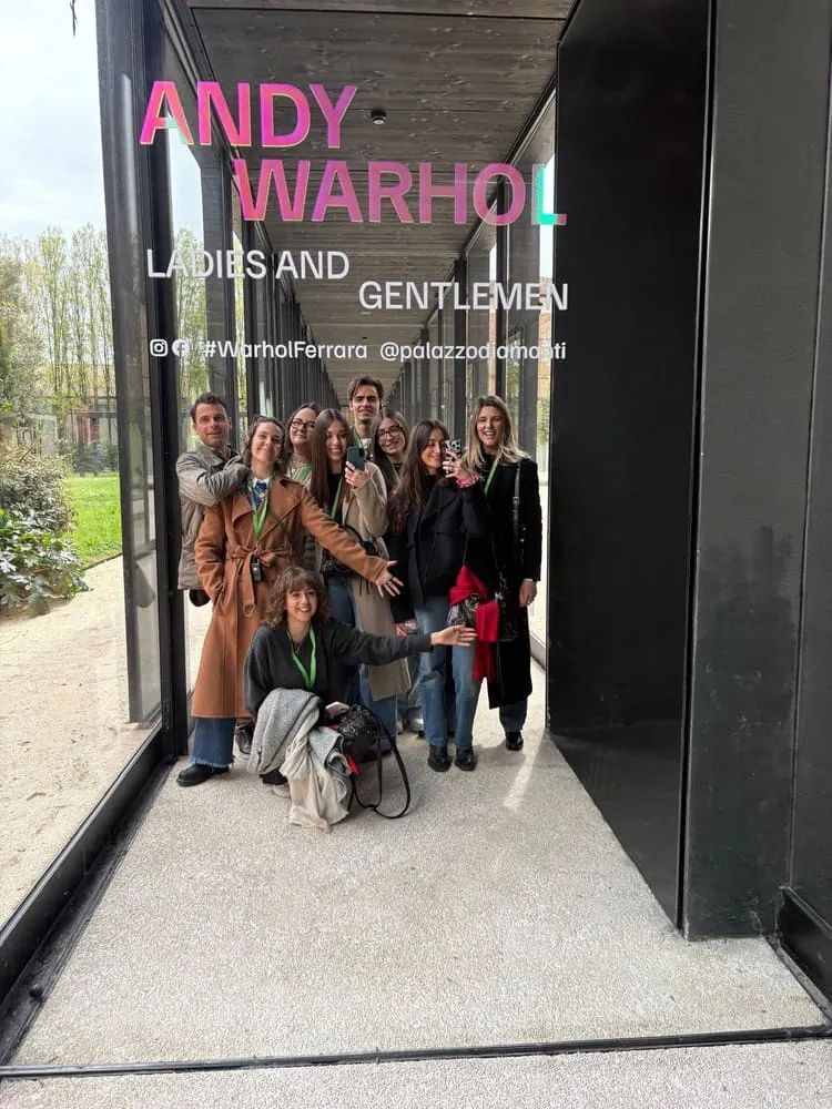 team web scriptum nella galleria di Palazzo di Diamanti per la mostra di Andy Warhol che si scatta una foto con una delle installazioni