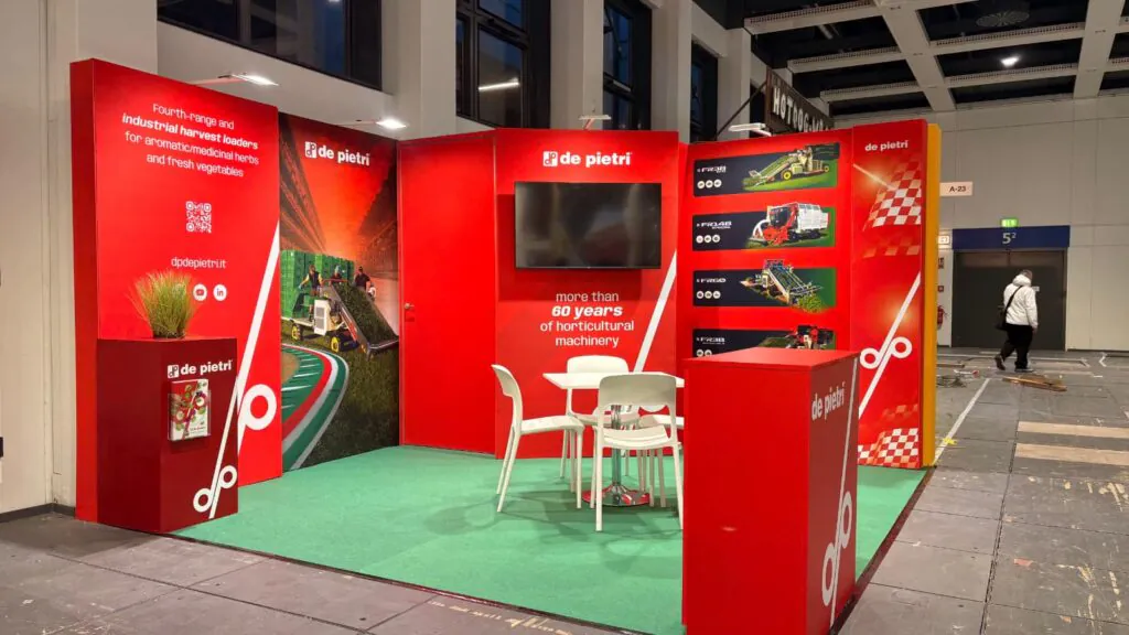 stand fiersitico a tema automobilistico sui colori del rosso alla fiera Fruitlogistica 2026