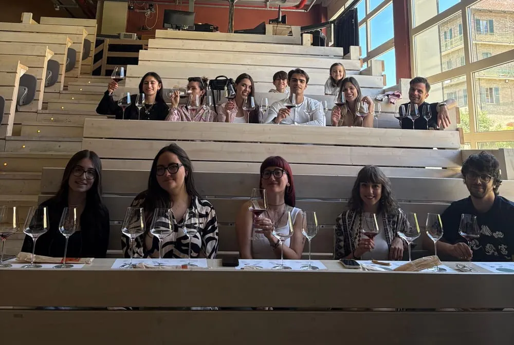 Tutto il team riunito in degustazione nella sala a gradoni